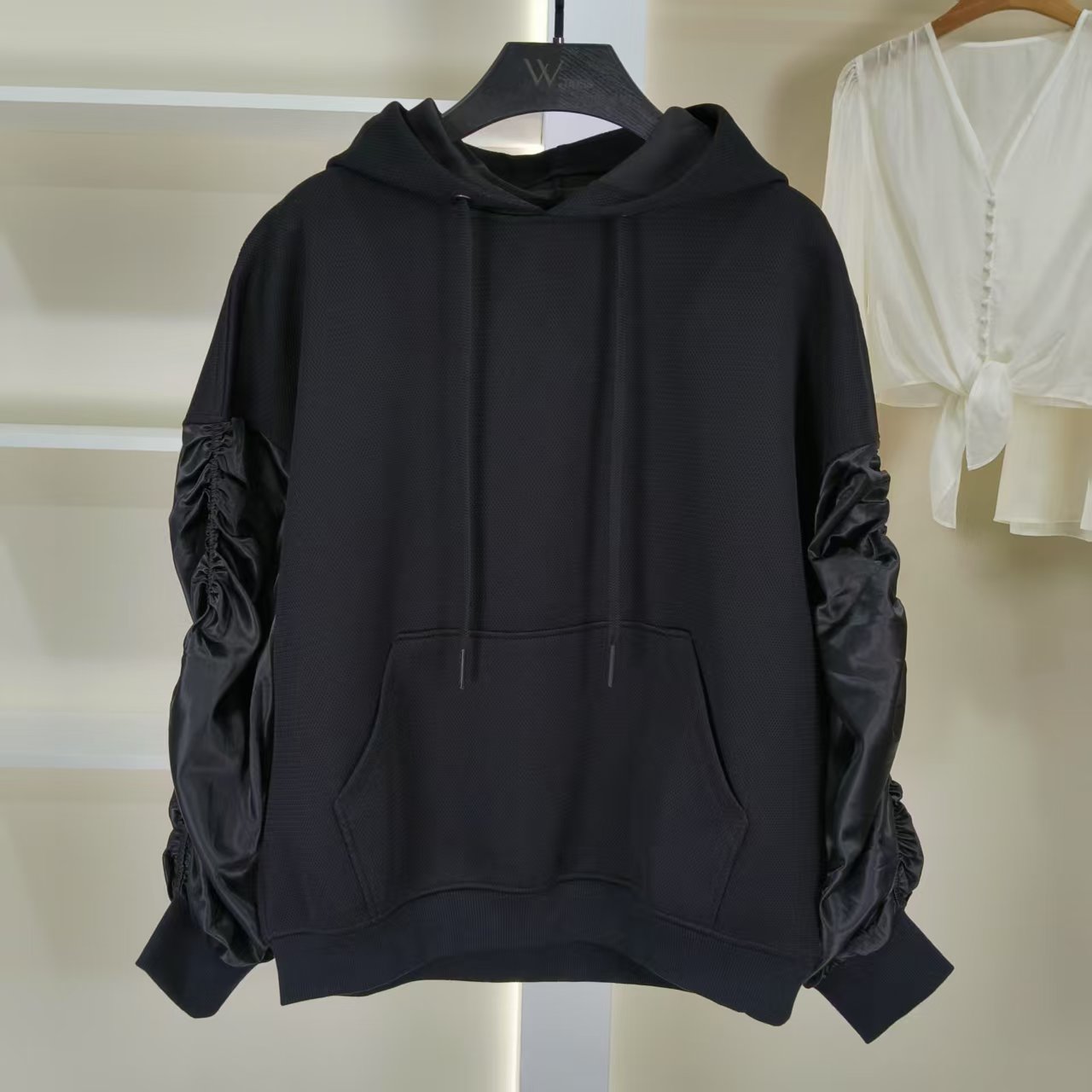 麦迪尚品【白LY】5042463 秋季简约设计感连帽卫衣品牌撤柜女装