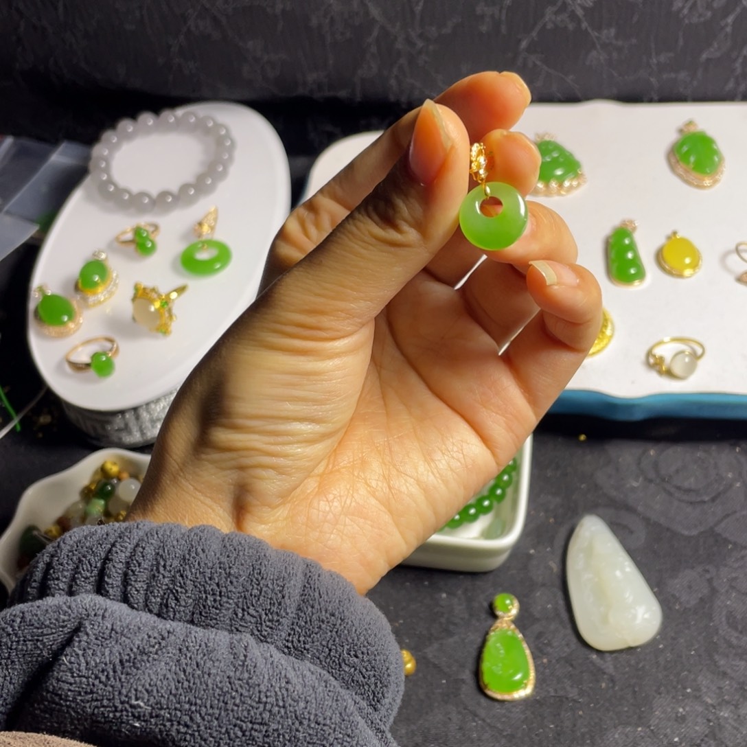 和田玉18K金镶嵌挂件