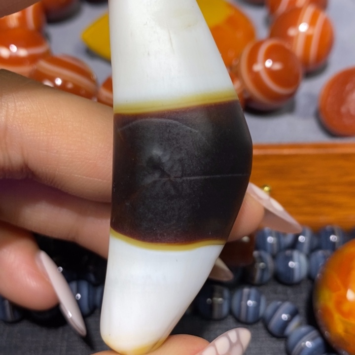 足铂镶嵌颈饰玛瑙/玉髓小**优