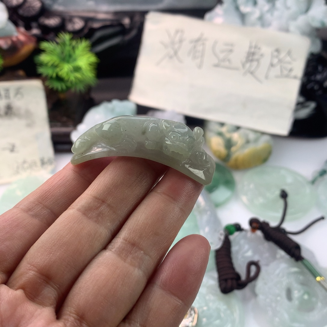 翡翠未镶嵌颈饰一