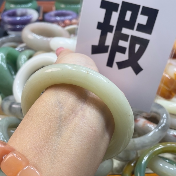 王***子石英质玉未镶嵌珠宝奇石