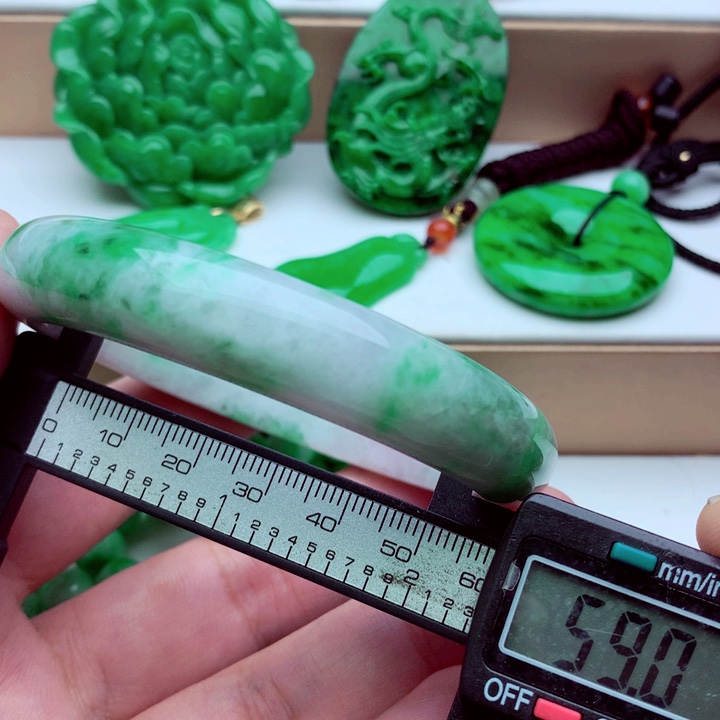 翡翠未镶嵌手镯……