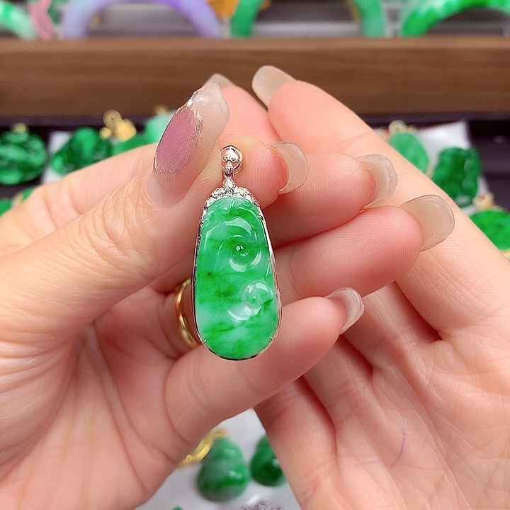 翡翠颈饰18K金镶嵌翡翠