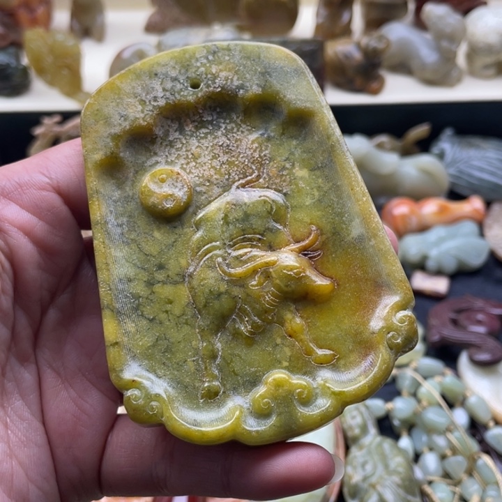 蛇纹石玉未镶嵌颈饰