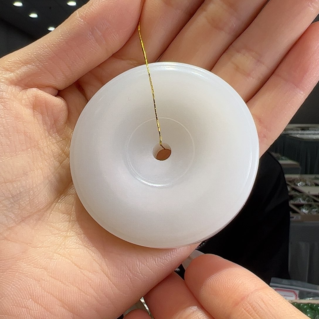 和田玉颈饰未镶嵌平安扣