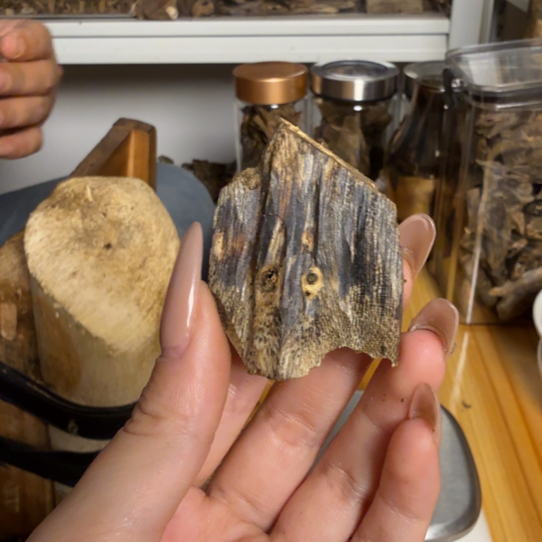 沉香篮宝石虫漏6克