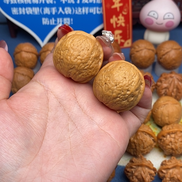 文玩核桃把件鱼籽纹