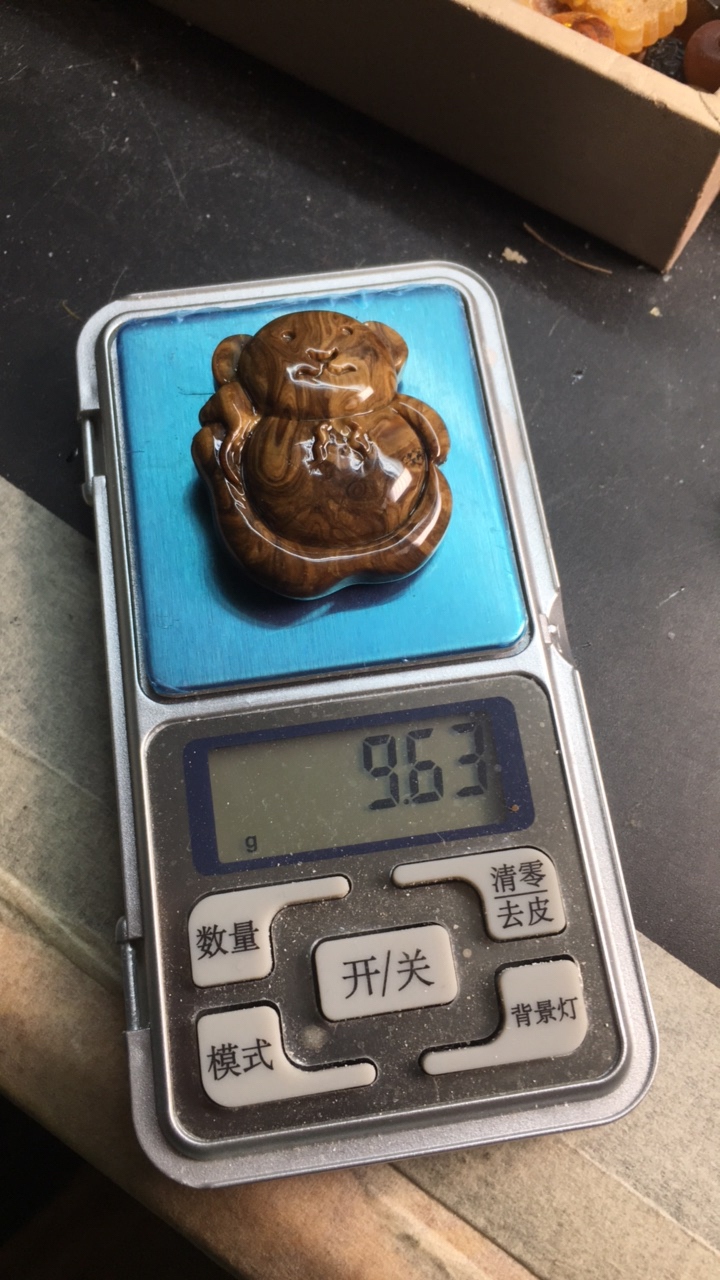 天然根破抱抱熊吊坠