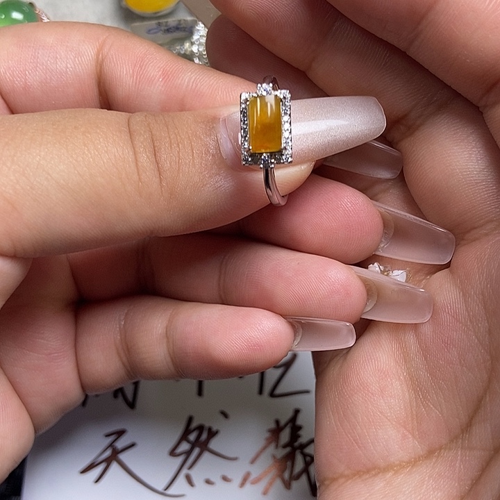 颈饰未镶嵌翡翠戒指