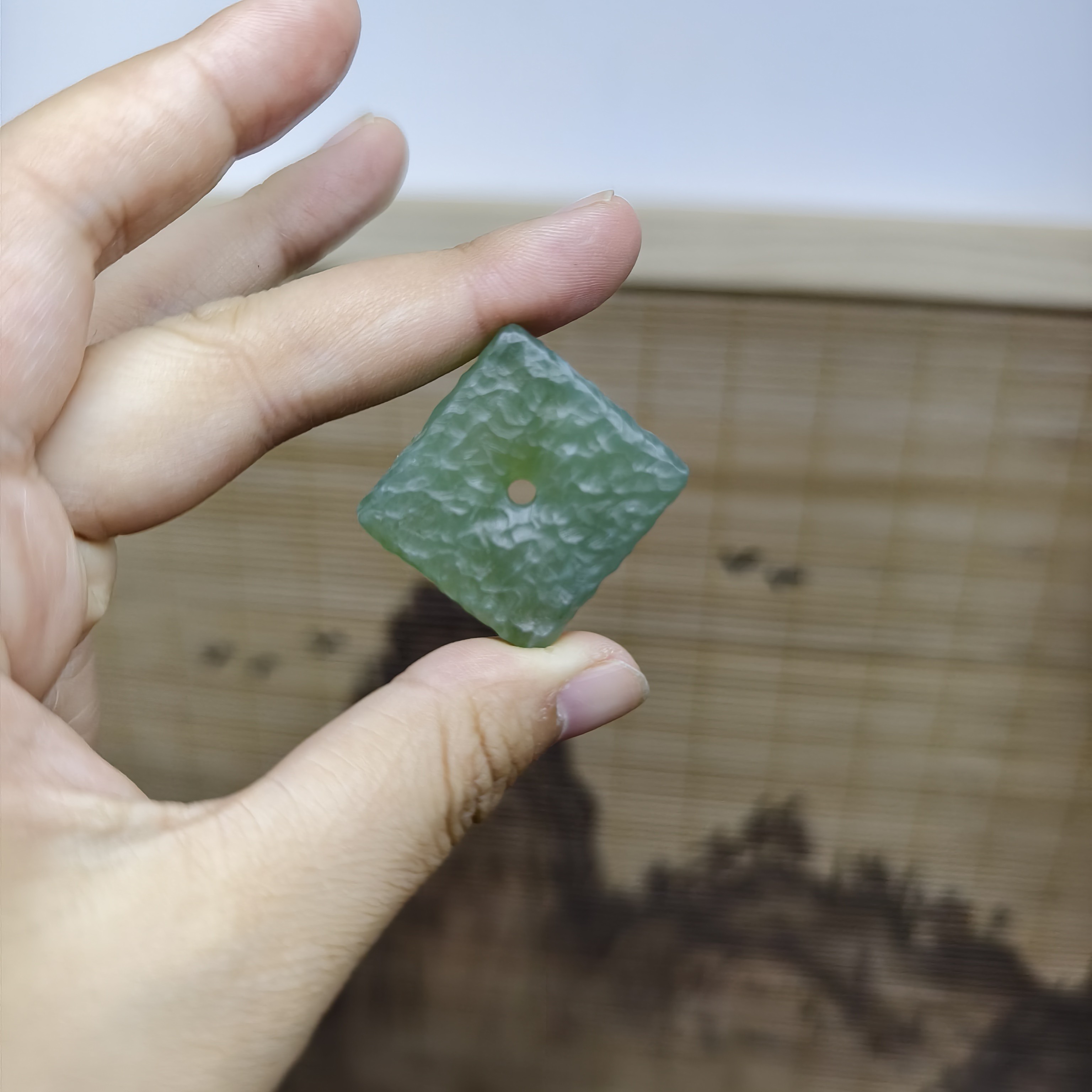 纯天然岫玉手工雕刻复古锤纹花玉蓝肉方扣