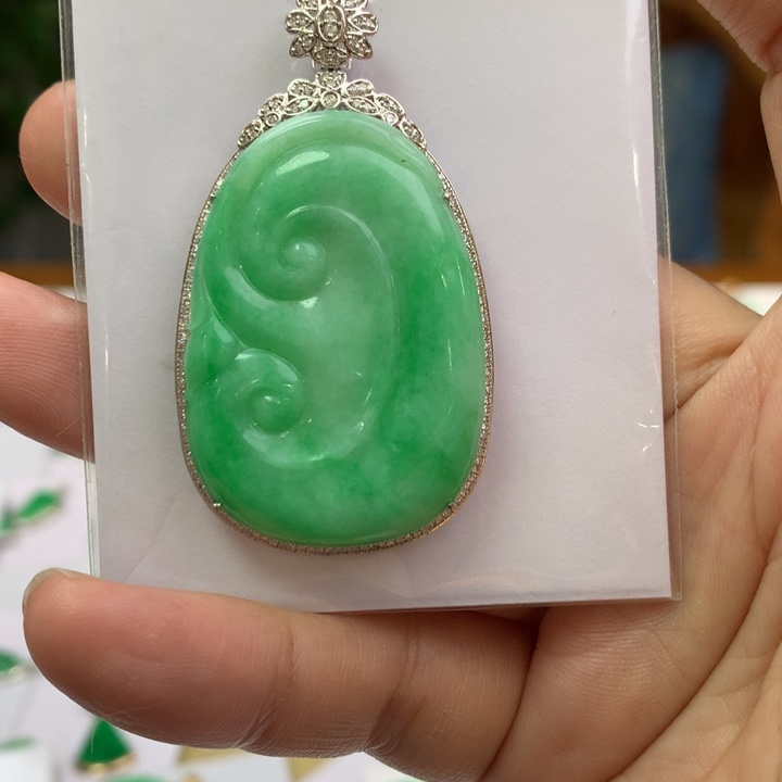 翡翠颈饰18K金镶嵌翡翠吊坠