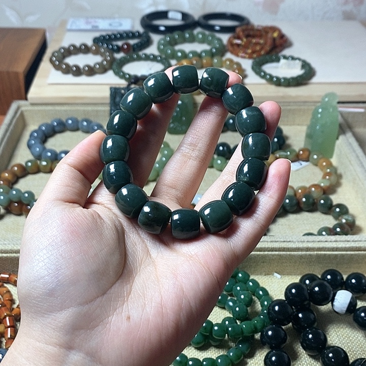向***万蛇纹石玉合金颈饰