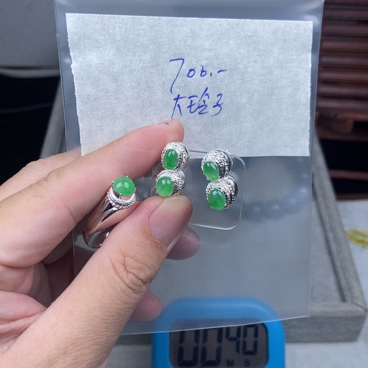 定制翡翠未镶嵌大*子戒指