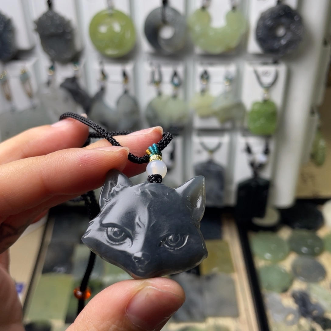 岫玉颈饰未镶嵌狐狸头