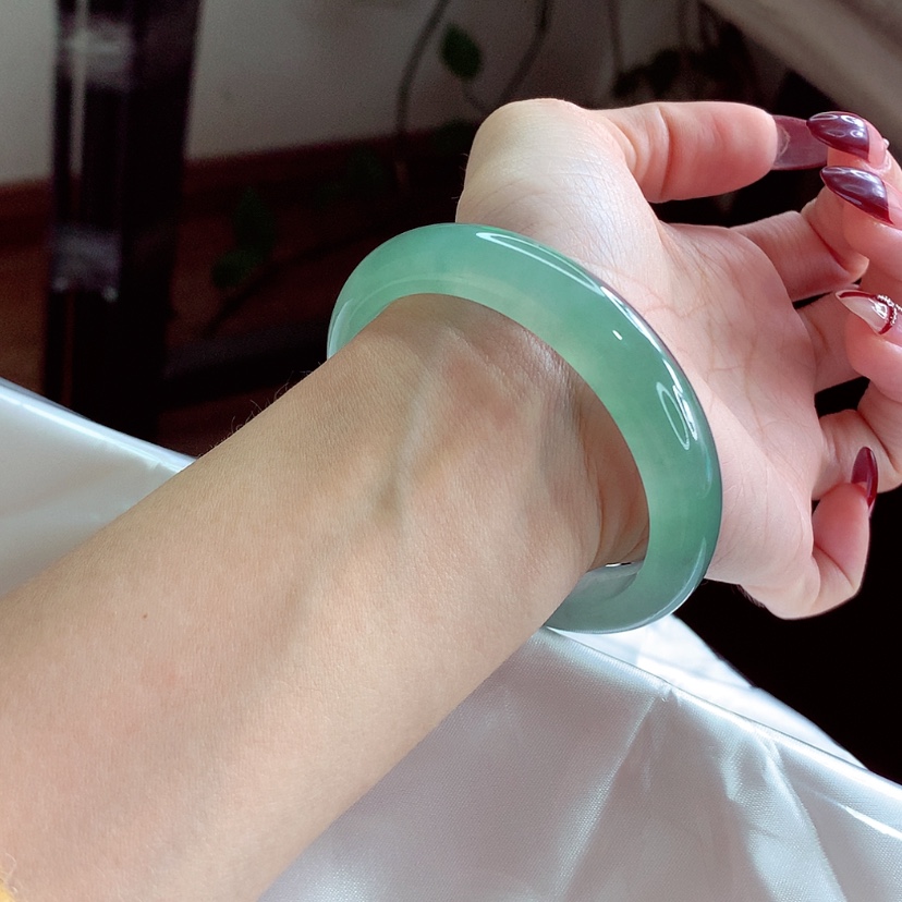 【闪购商品】翡翠手镯（贵妃镯）未镶嵌54贵妃 冰绿水 灵