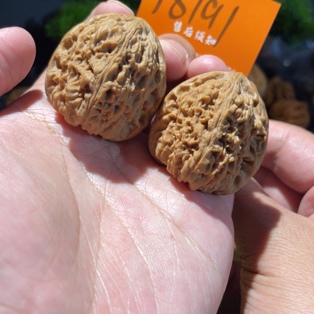 文玩核桃吊坠40三角高炮南疆石18191