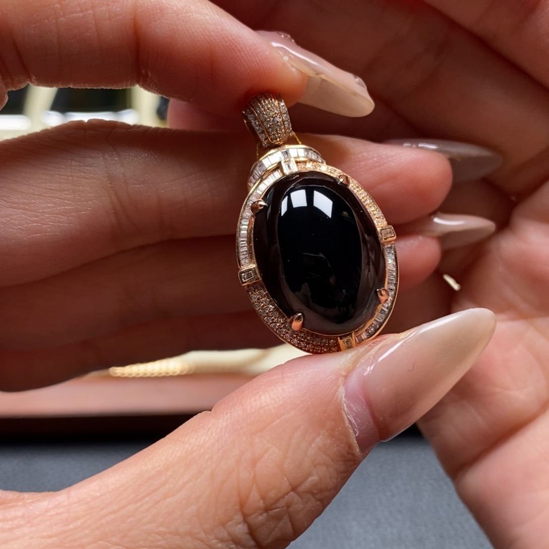 翡翠颈饰18K金镶嵌乐****宿蛋面