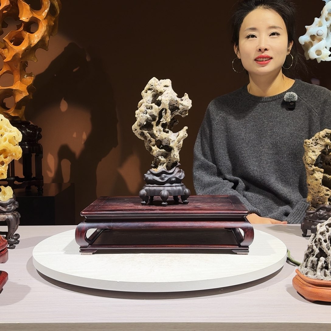 维**生太湖石，高26宽12厘米