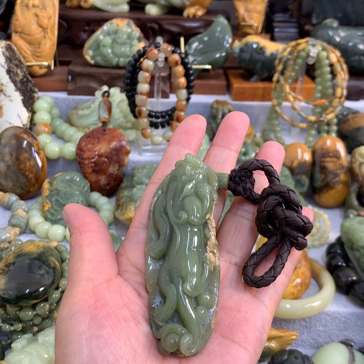 永***。岫岩河磨玉（透闪石质玉）未镶嵌把件