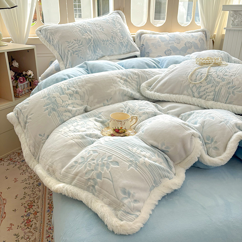 【晴美】小清新牛奶绒雕花毛绒包边四件套-浅蓝叶梦