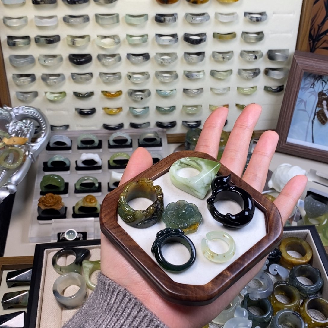 轻****蛇纹石玉未镶嵌戒指