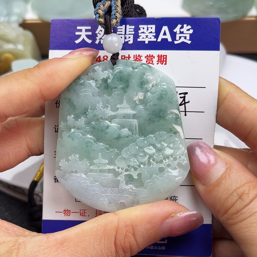翡翠未镶嵌颈饰       