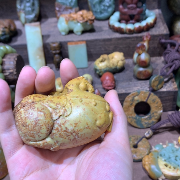 未镶嵌岫岩河磨玉（透闪石质玉）把件
