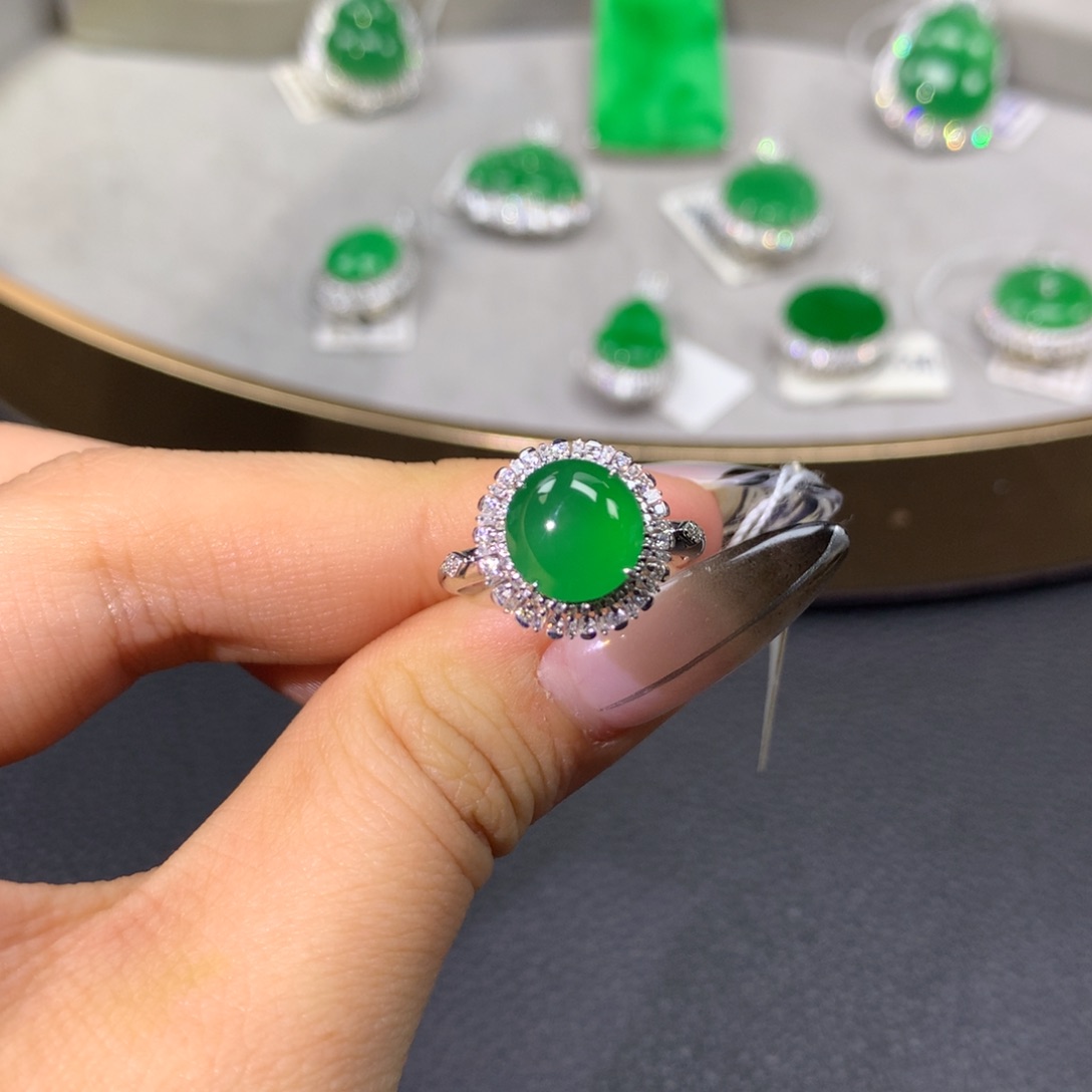 翡翠戒指18K金镶嵌翡翠