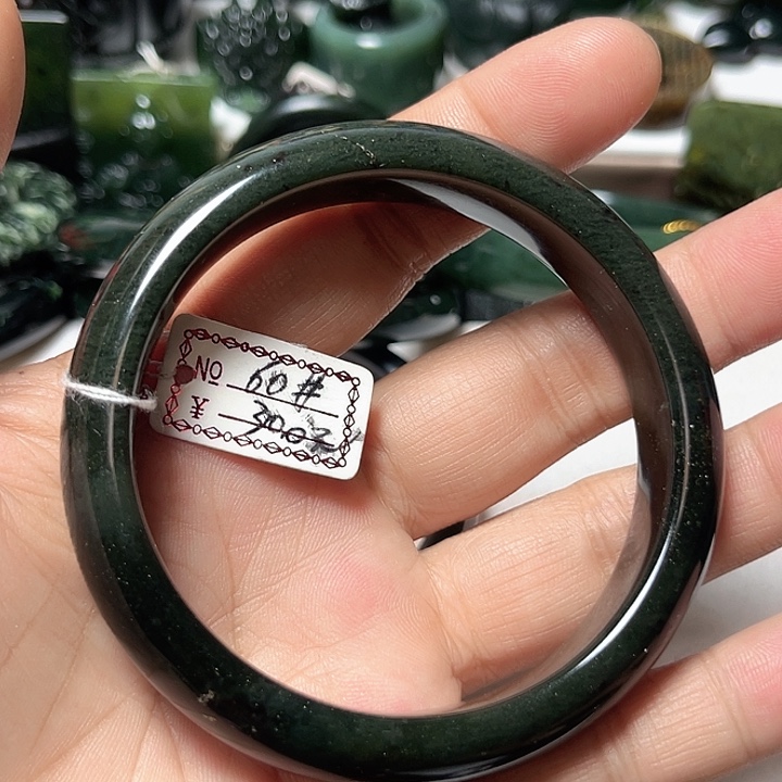 龙***祥蛇纹石玉未镶嵌颈饰