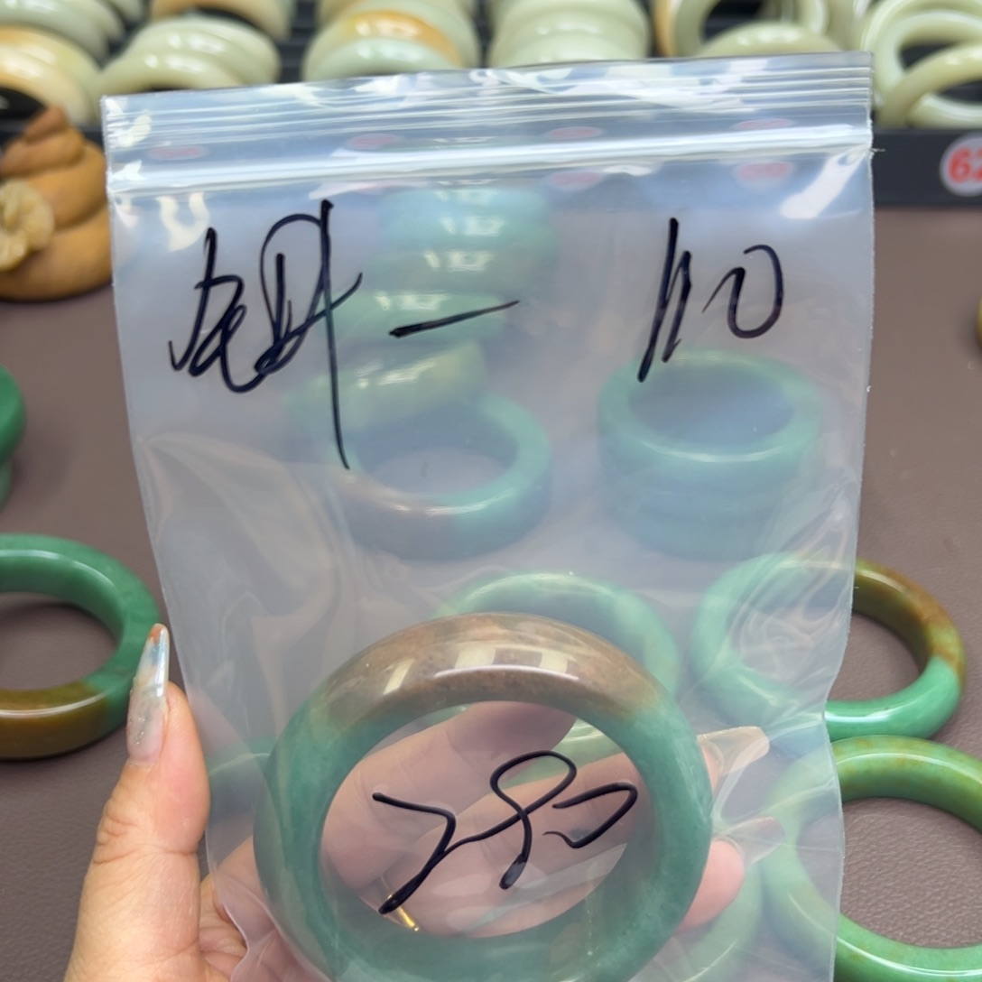 石英质玉手镯未镶嵌钟**?