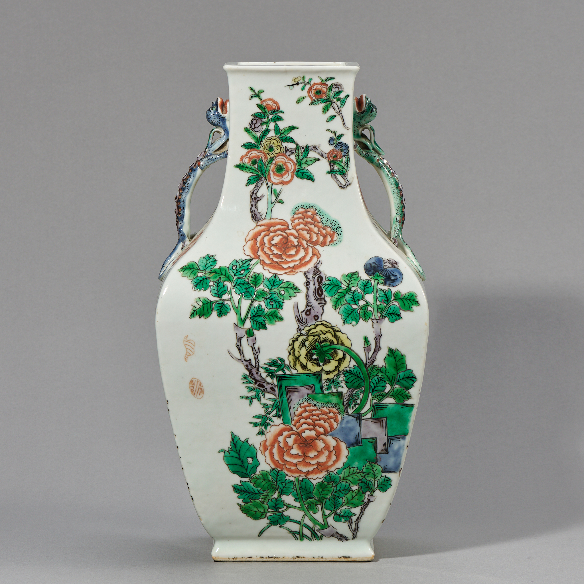 LOT005 清光绪 五彩花卉螭龙耳四方瓶