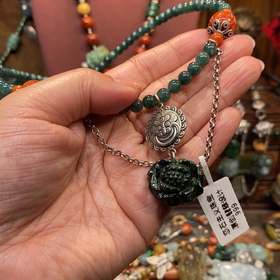 翡翠吊坠(赠链)未镶嵌