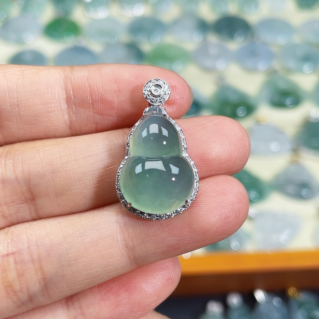 翡翠18K金镶嵌颈饰吊坠