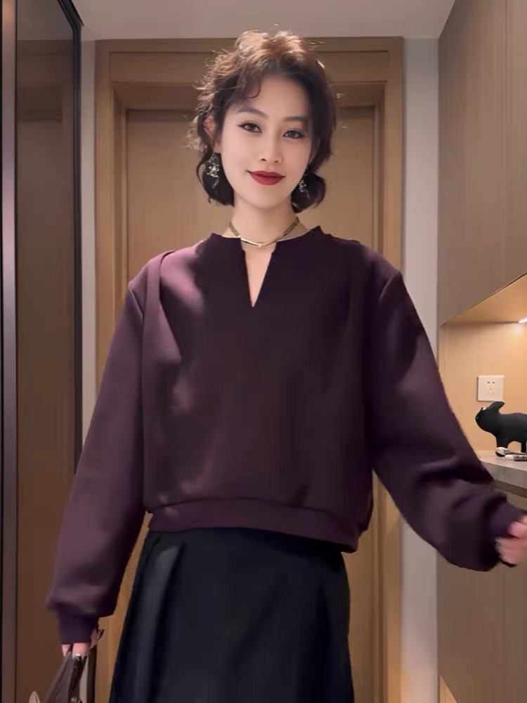 高级感紫色v领短款卫衣女2025新款爆款秋季时尚休闲设计感上衣