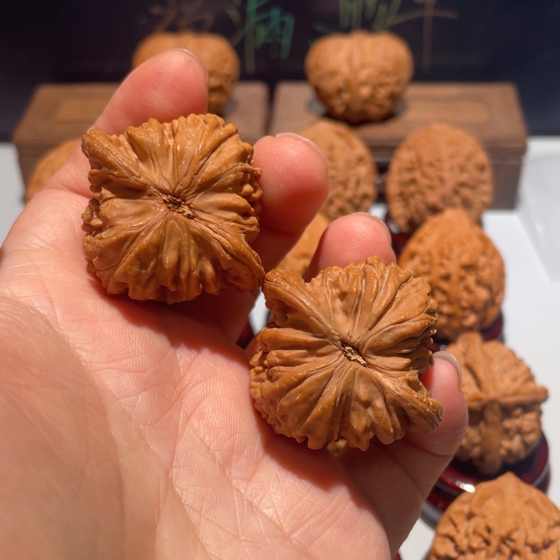 文玩核桃把件含****。四座楼40全品