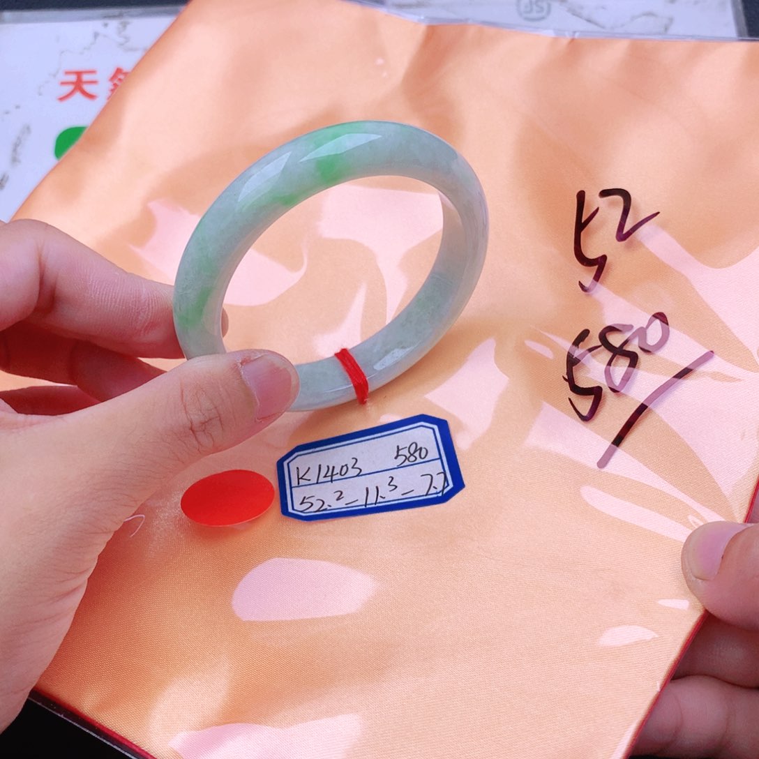 翡翠手镯未镶嵌翡翠