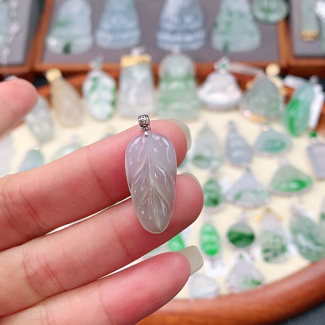 颈饰18K金镶嵌翡翠叶子