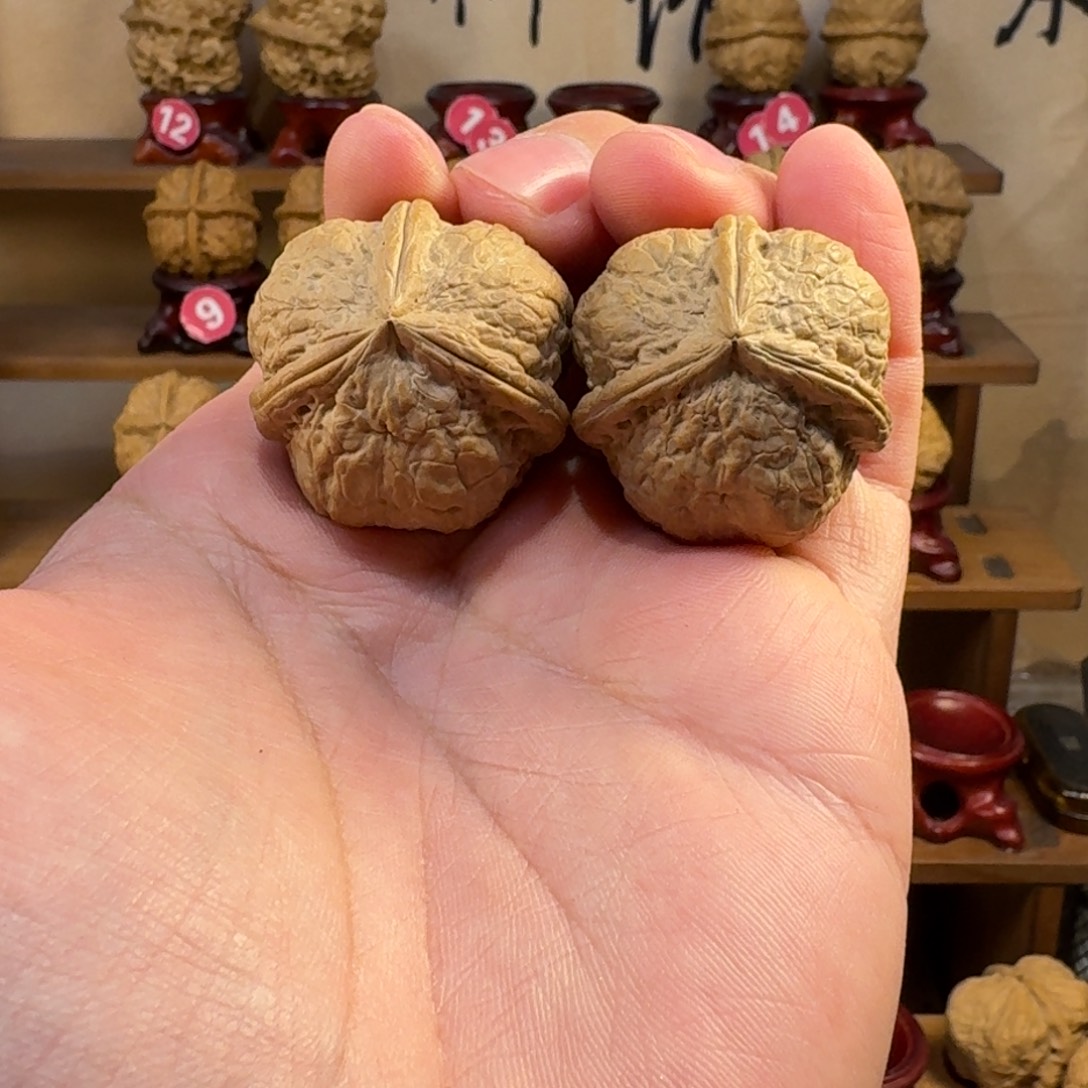 战****铁核桃把件恶魔三棱正奔