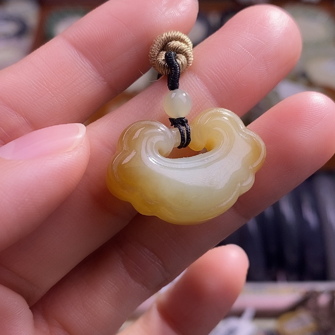 颈饰未镶嵌和田玉糖白如意锁