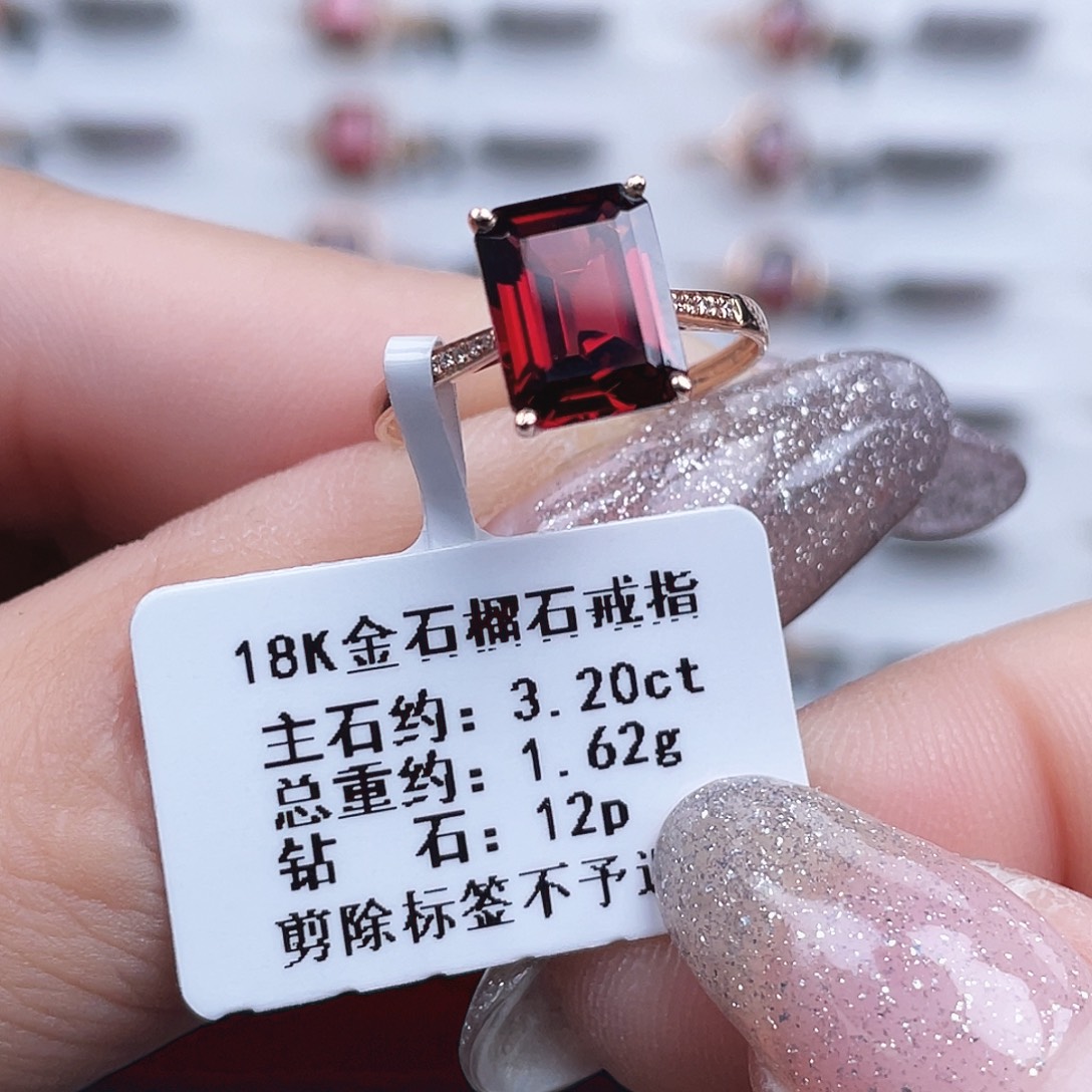 戒指18K金镶嵌石榴石