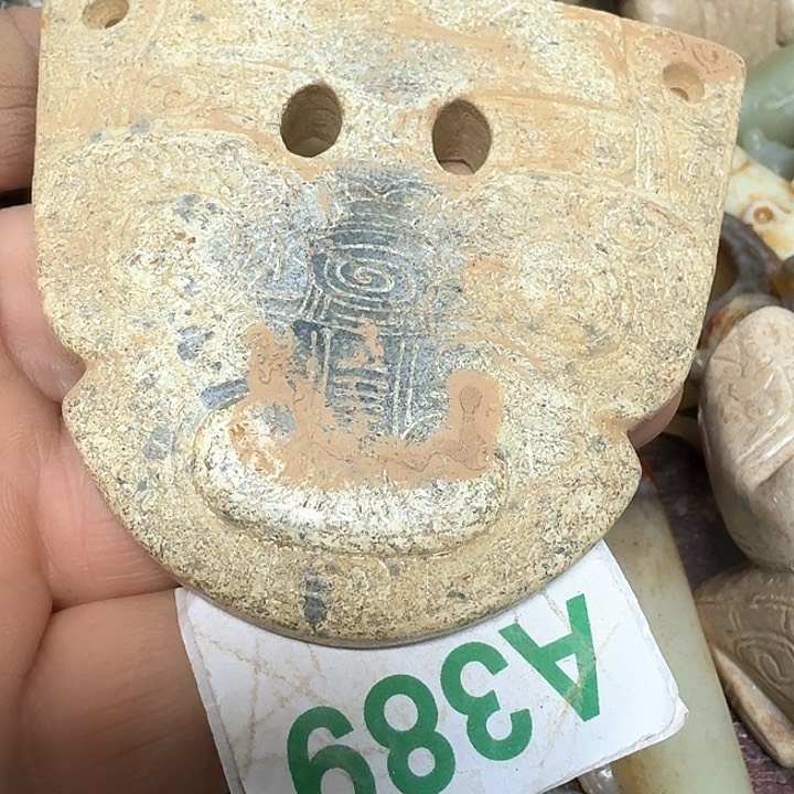 蛇纹石玉颈饰未镶嵌