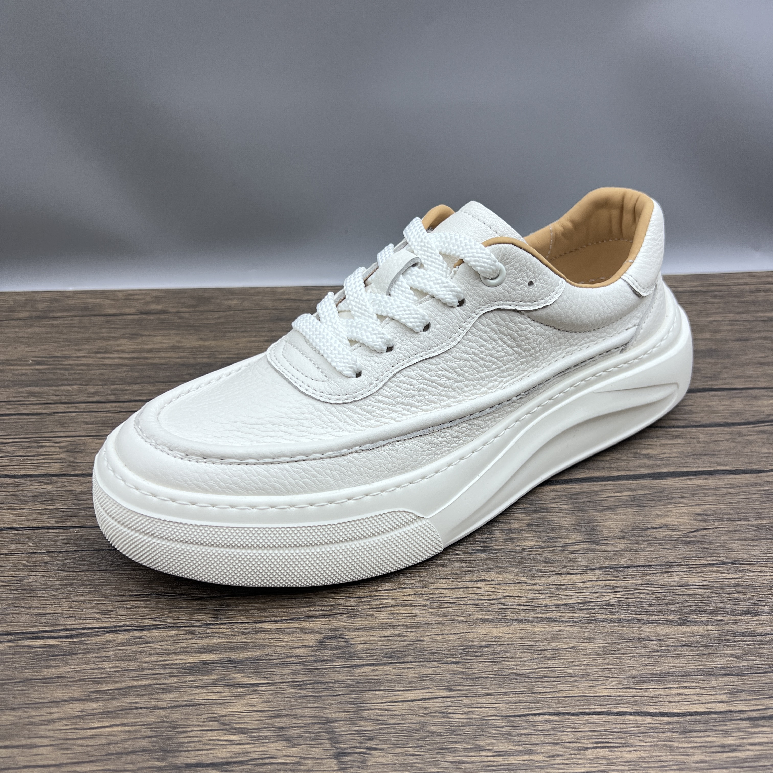 2025夏季新品镂空真皮男鞋休闲时尚潮流小白鞋厚底轻便舒适男鞋