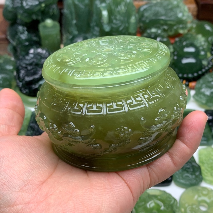 蛇纹石玉颈饰未镶嵌氟*汀