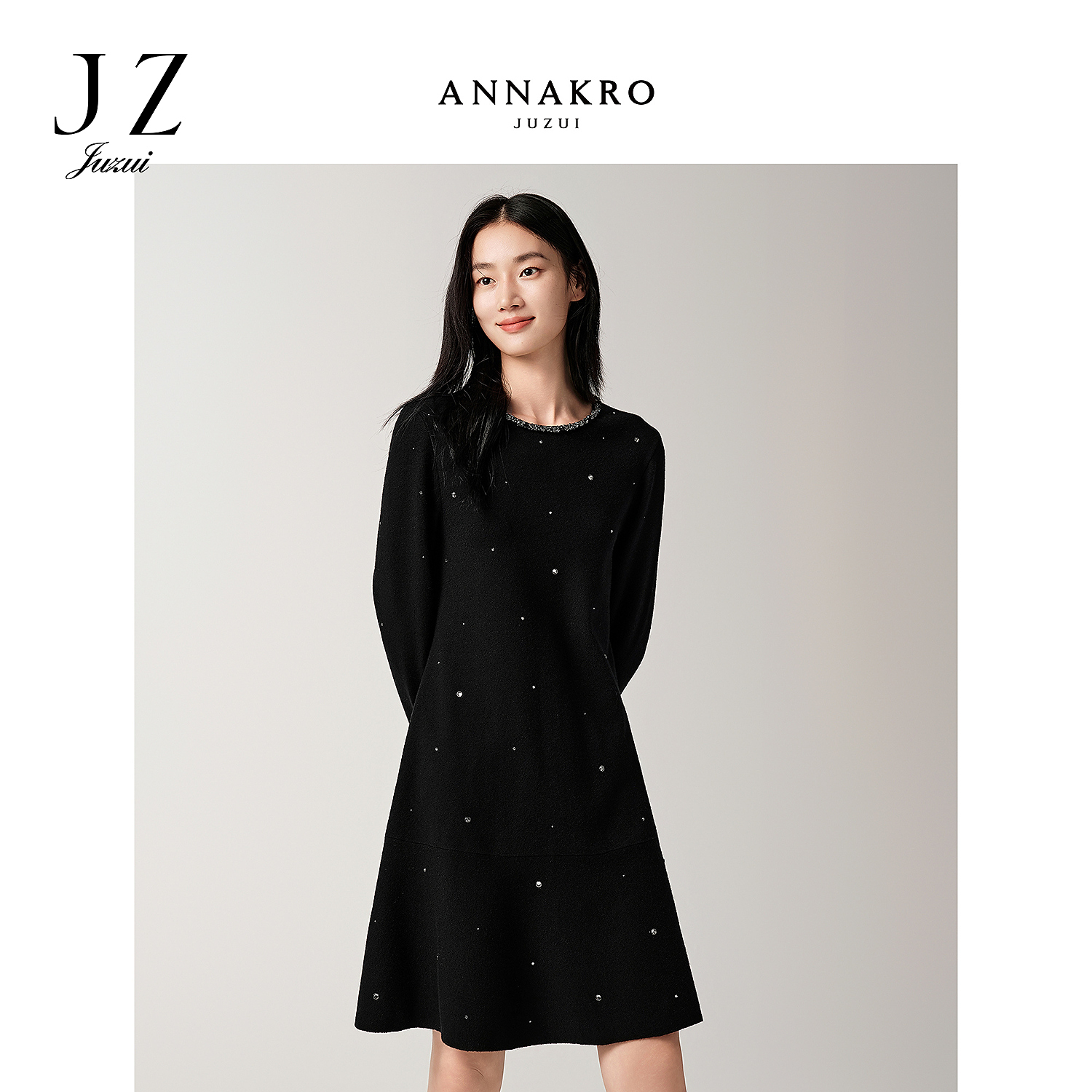 玖姿安娜蔻KWFD31407 优雅烫钻羊毛针织连衣裙小黑裙女2025冬新款