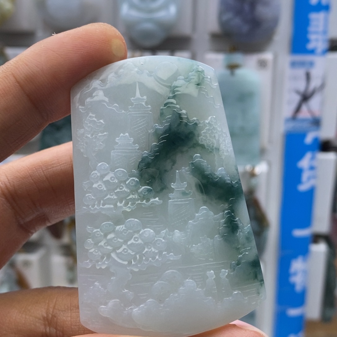 翡翠颈饰未镶嵌山水