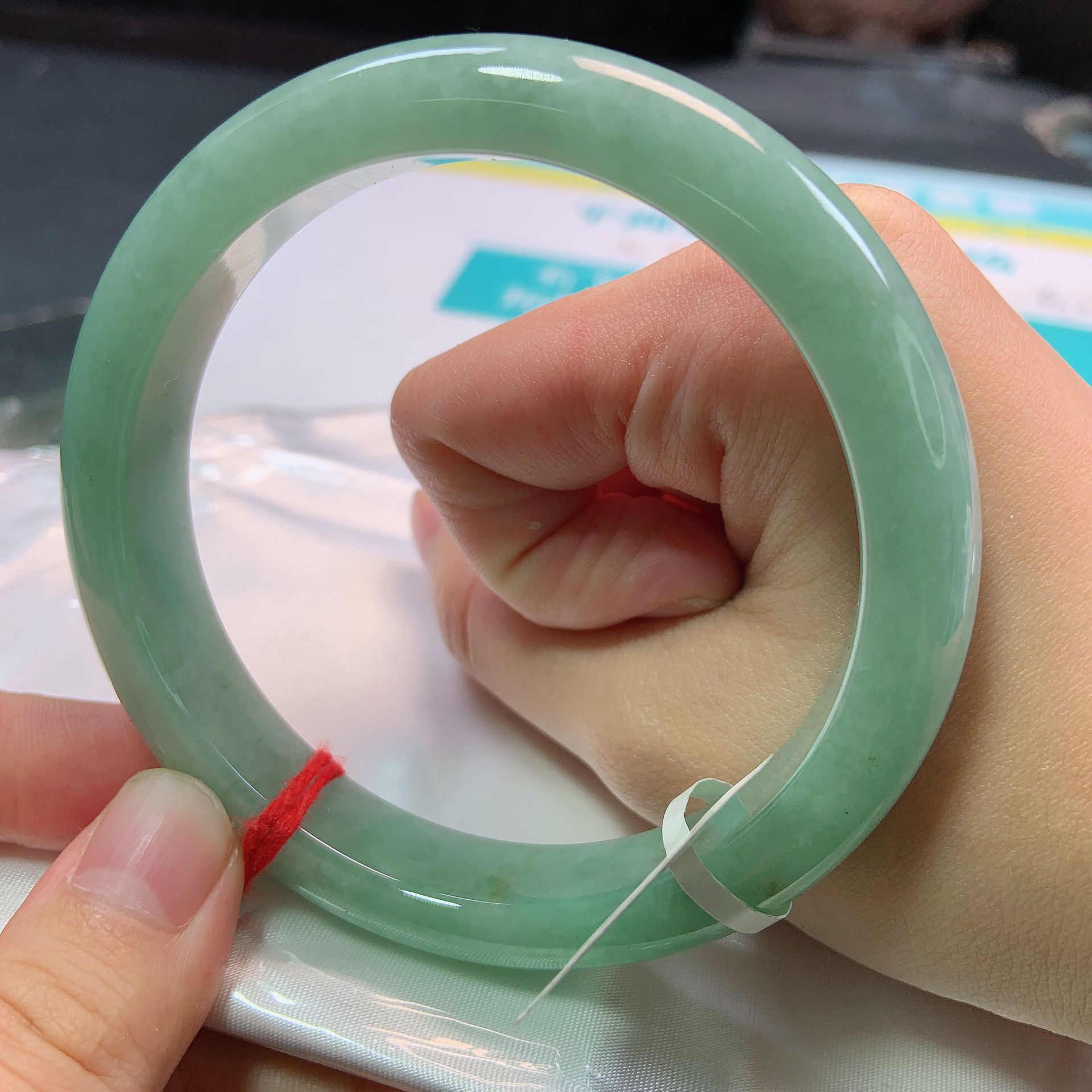 0672号缅甸天然A货翡翠62-63圈口细糯果绿正圈手镯