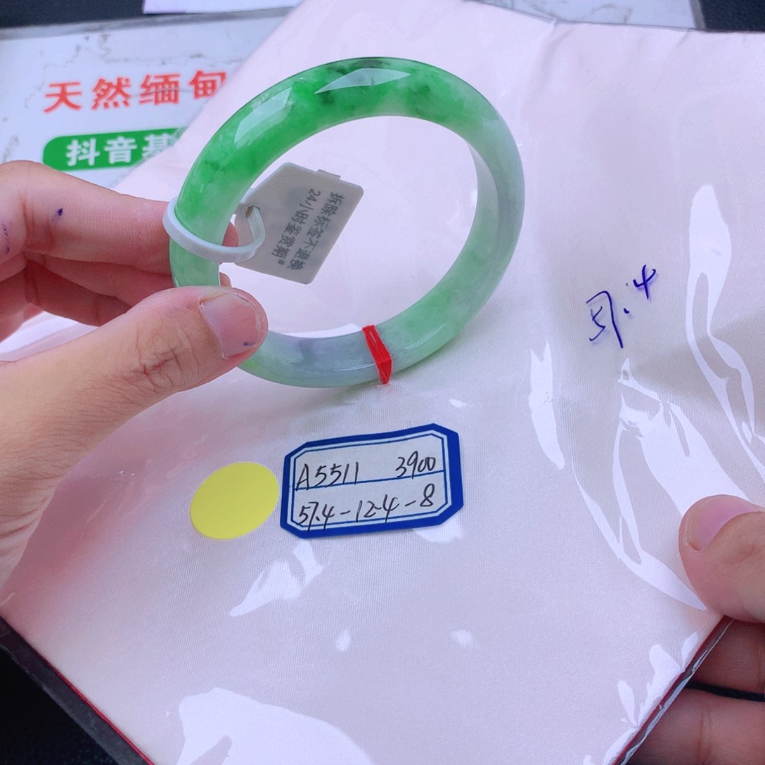 翡翠手镯未镶嵌翡翠