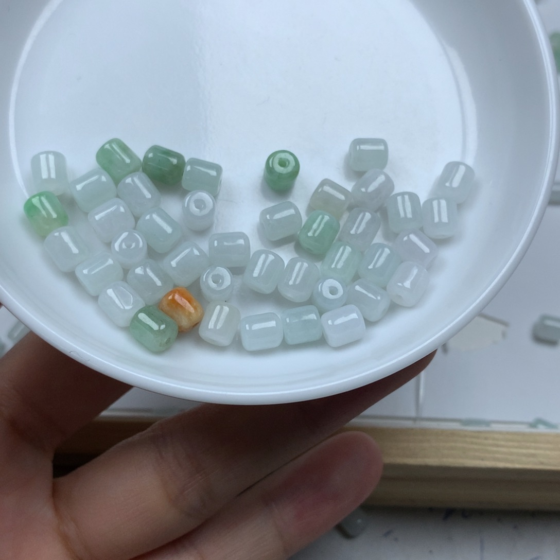 翡翠颈饰未镶嵌老***病40颗 