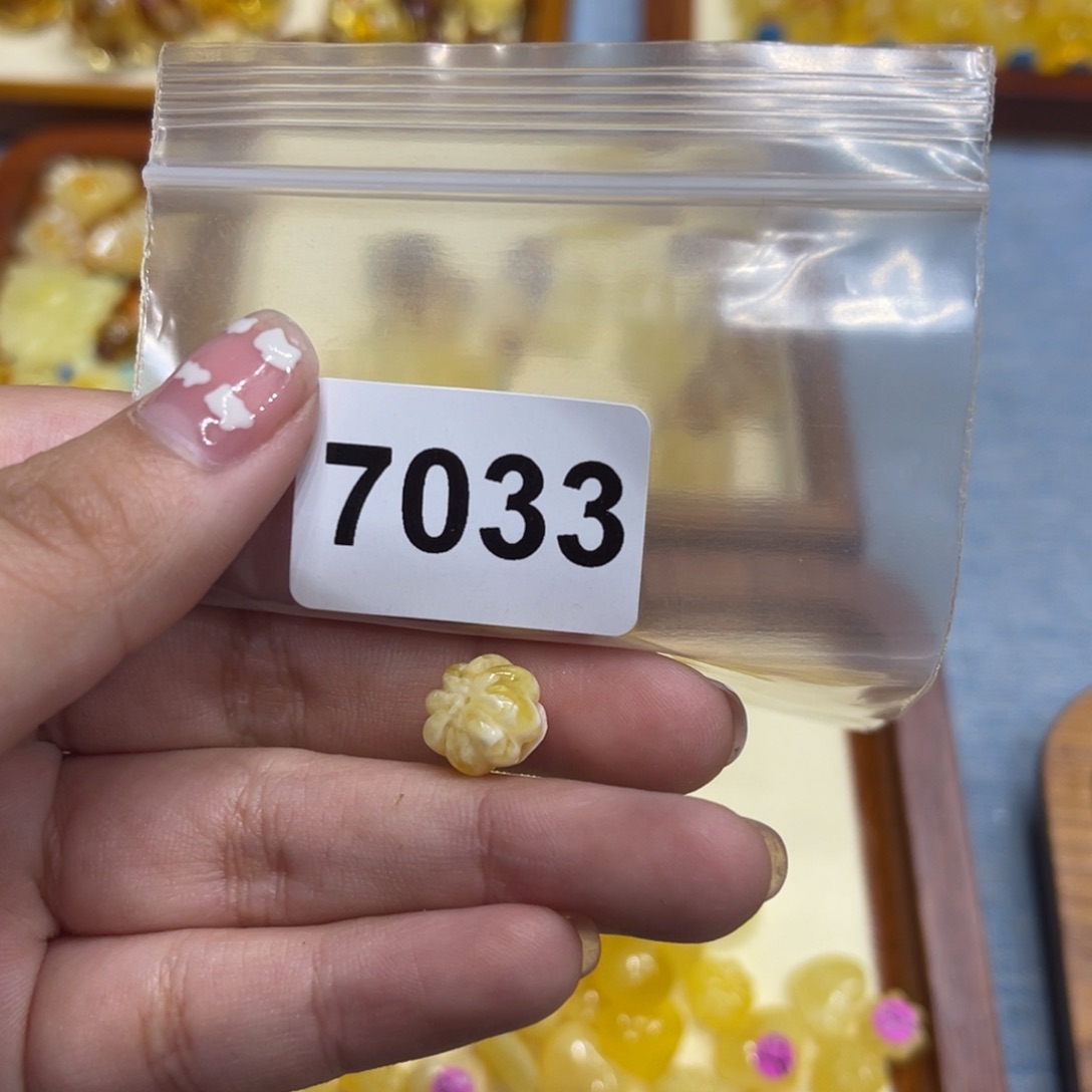 琥珀珠宝奇石未镶嵌消*?