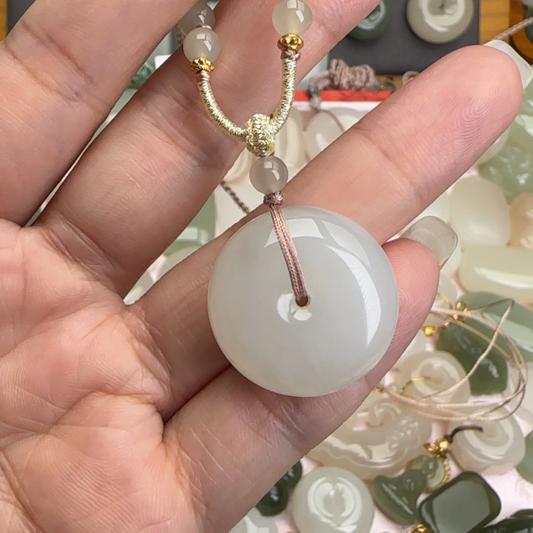 魔***仔和田玉未镶嵌颈饰